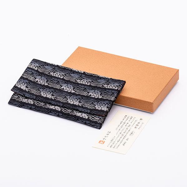 数珠・念珠 数珠袋 新名物裂 蓋付念珠入れ 黒地グラデ 荒磯紋 特徴 2